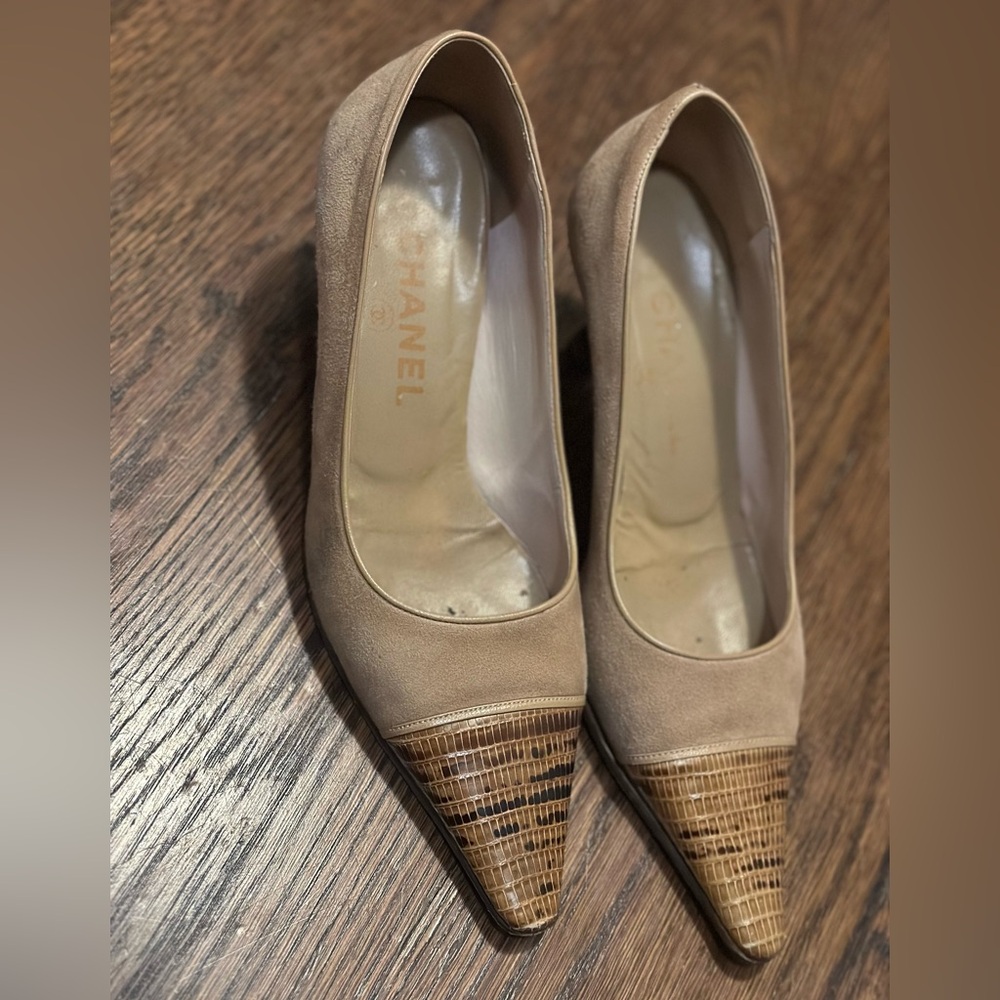 CHANEL Tan Suede Pumps. Size 36.5.